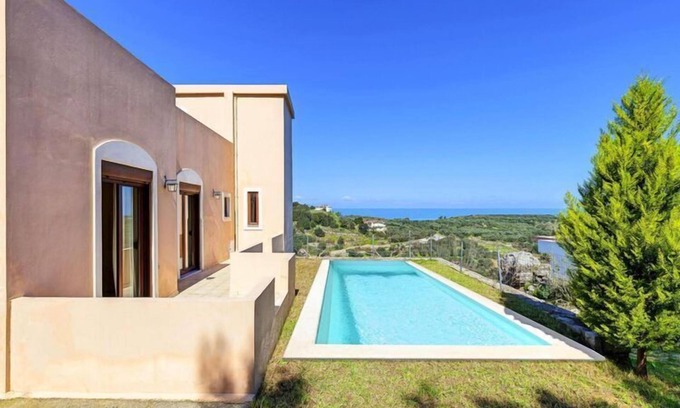 Kournas House | Cretan Sunny Villa Heated Pool