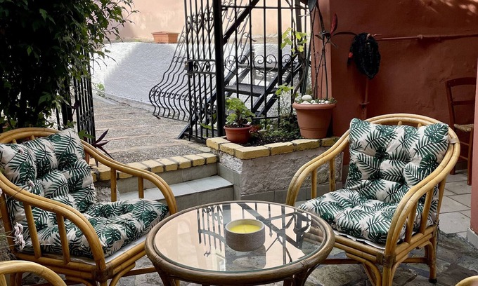 Achilleio House | Holiday Home 'Newstalgia House' with Private Terrace and Wi-Fi