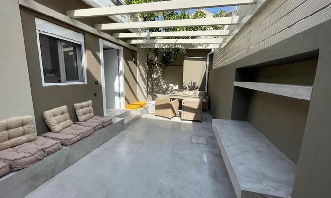 Filopappou House | House center of Athens, near Acropolis