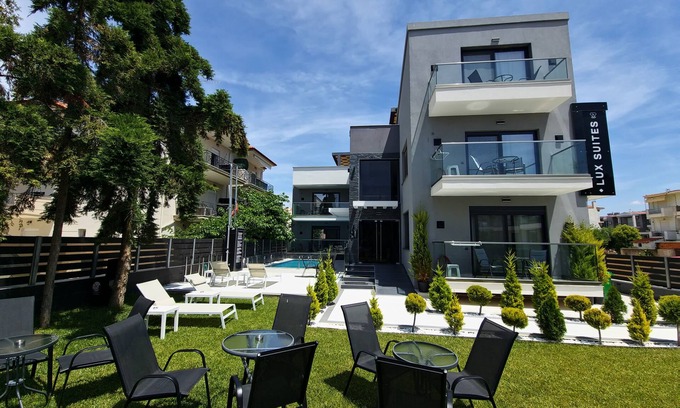 Paralia Ofryniou Apartment | LUXSUITES