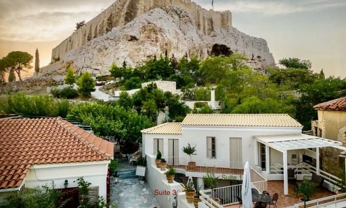 Athens City Centre Apartment | One-bedroom, Yard View Suite - Themelio Suites
