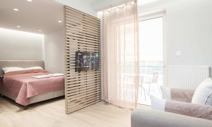Petralona Apartment | Petralona Gem Hotel-Style Studio with Balcony