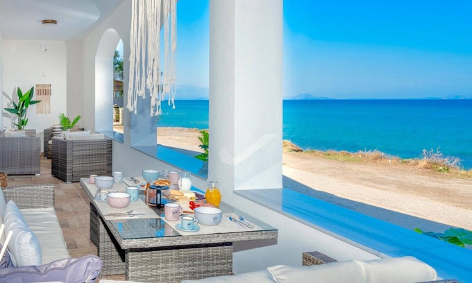 Skaleta Villa | Sky Beachfront Villa with private pool