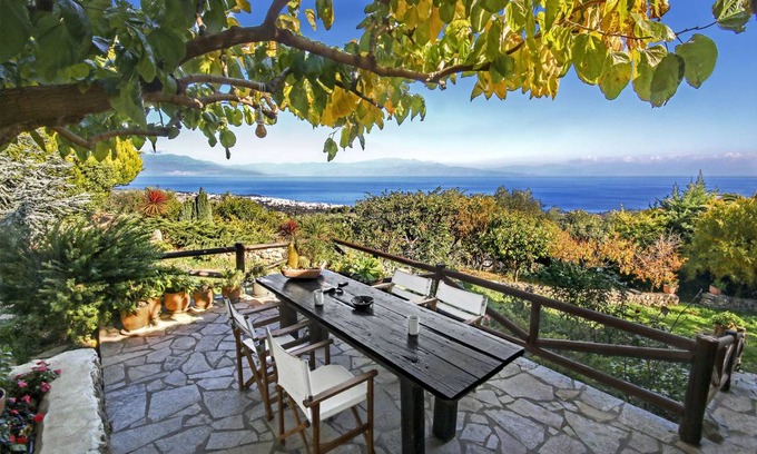 Paralia Porovitsis Villa | Villa ∙ 4 bedrooms ∙ 8 guests