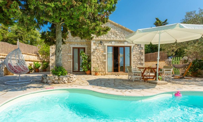 Vlachopoulatika Villa | Villa Gallini: Large Private Pool, Walk to Beach, Sea Views, A/C, WiFi