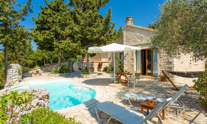 Vlachopoulatika Villa | Villa Gallini: Large Private Pool, Walk to Beach, Sea Views, A/C, WiFi