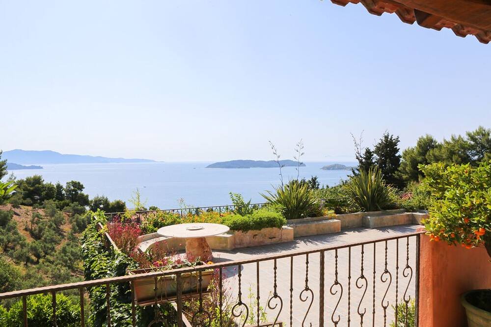 Achladies Apartment | Best location deluxe apartment "Fire" in Villa Stratos near the sea amazing view