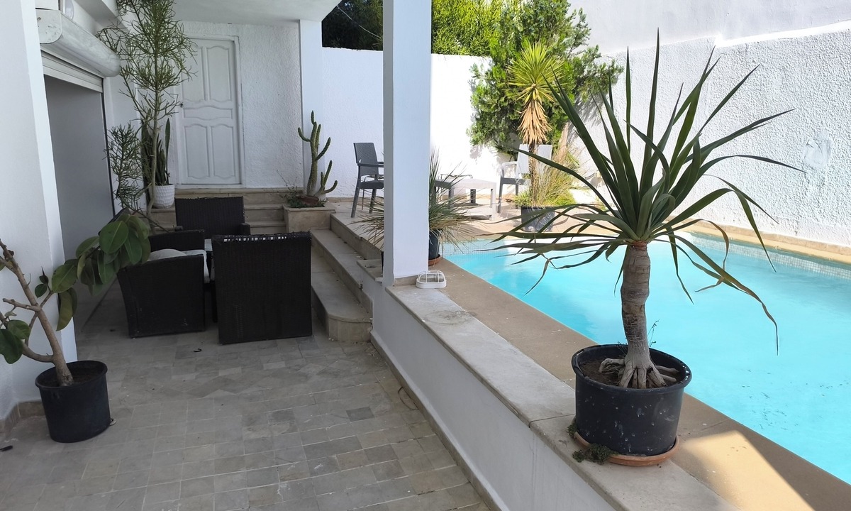 Cite Erriadh Villa | Stylish villa avec parking et piscine