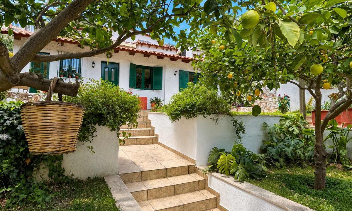Rafina House | Perivolakia Garden View - Rafina Stay Near Airport