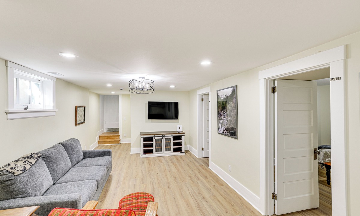 Pendleton House | 1 Mi to Pendleton Round-Up: Historic 'Elnor' Home