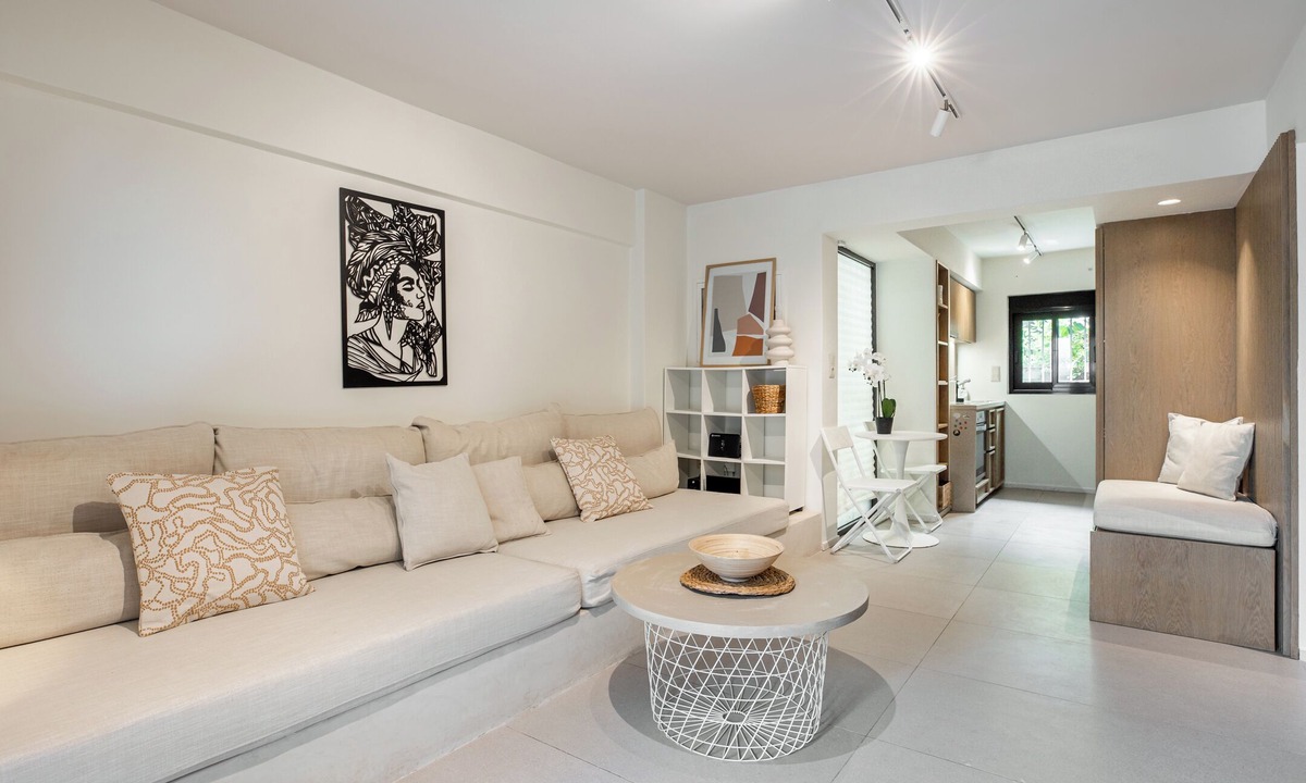 Vouliagmeni Apartment | Directly before the sea.Direkt vor dem Meer