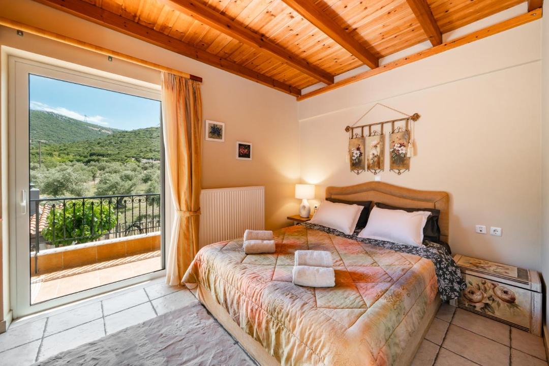 Distomo-Arachova-Antikyra Villa | Jeanne George Estate