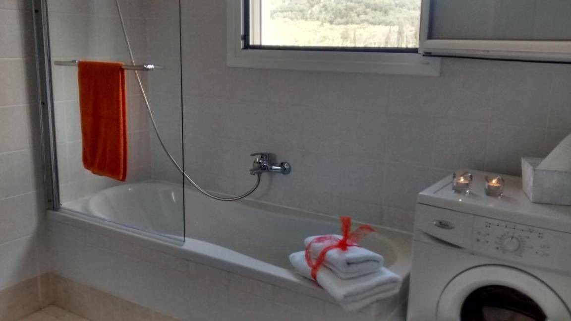 Photo of Bathroom in Petaleia