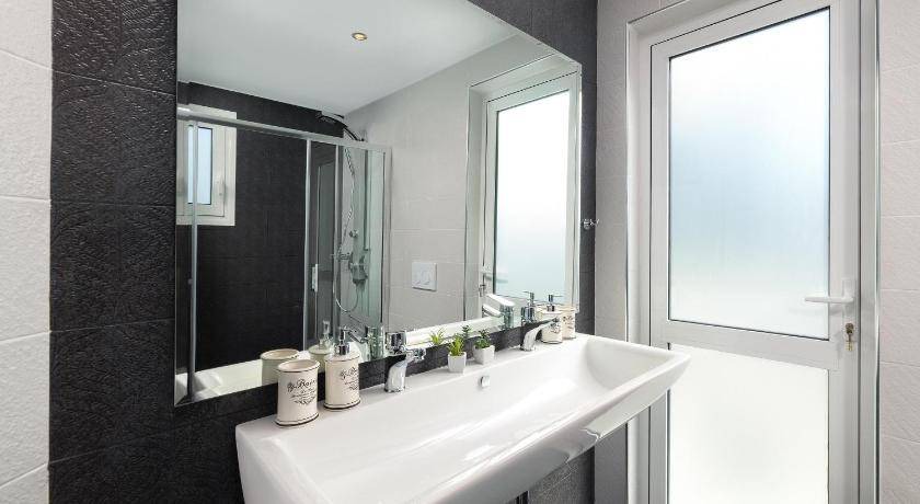 Photo of Bathroom in Petaloudes