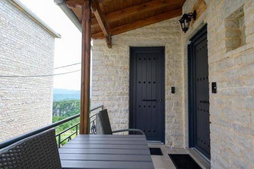 Photo of Patio Balcony in Monodendri