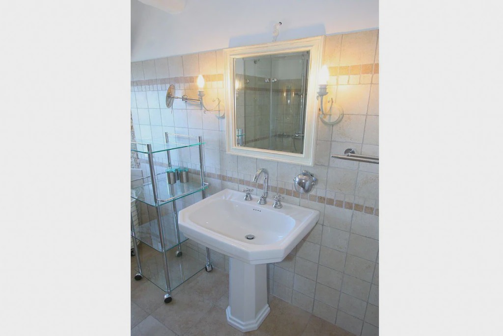 Photo of Bathroom in Longos