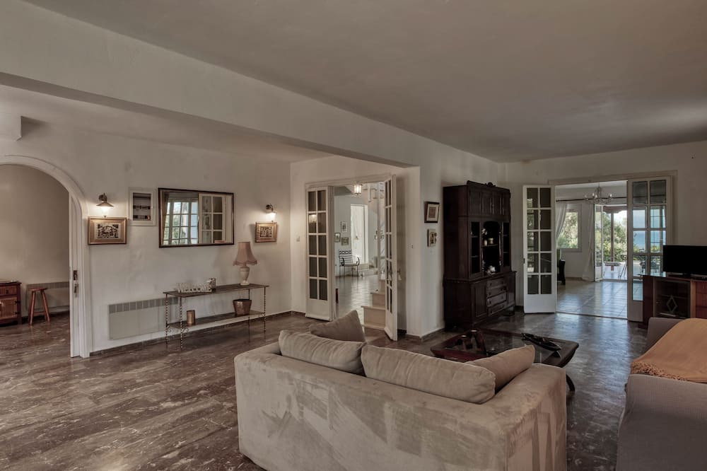 Photo of Livingroom in Lakopetra