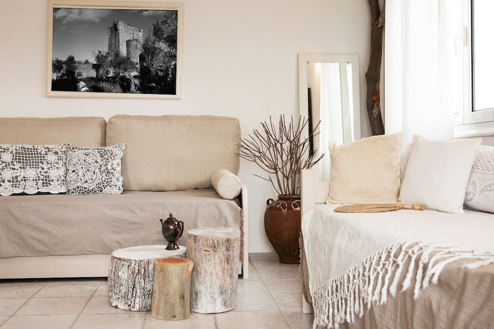 Photo of Livingroom in East Mani
