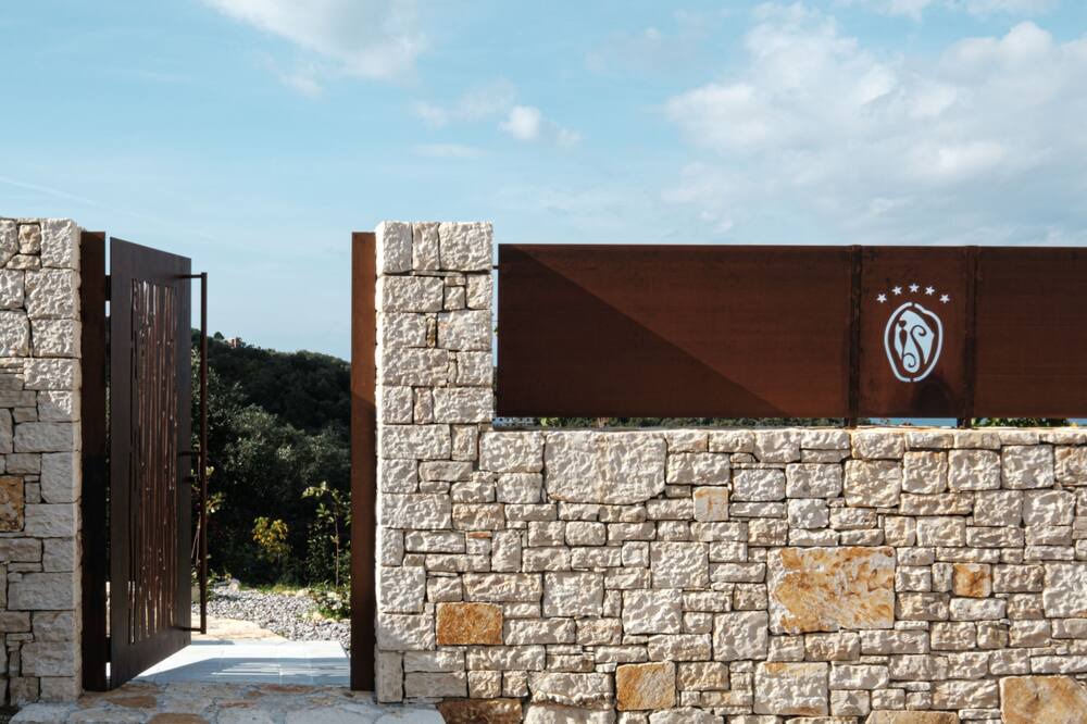 Photo of Outdoor in Peroulion