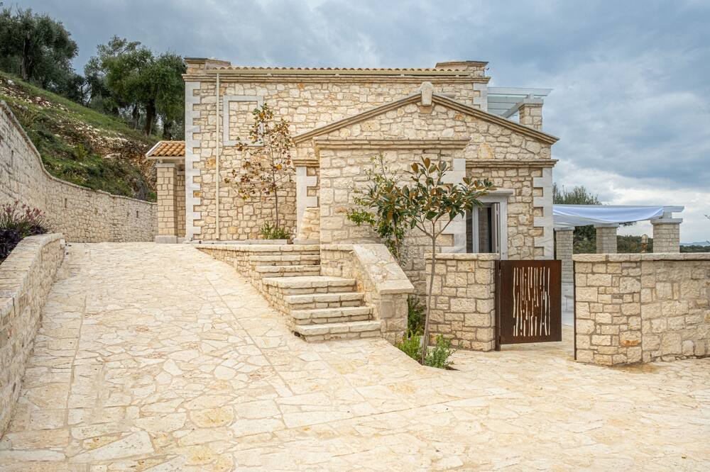 Photo of Outdoor in Peroulion