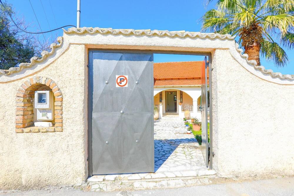 Photo of Outdoor in Petaleia