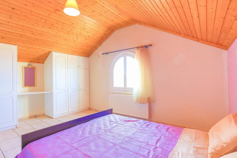 Photo of Bedroom in Petaleia