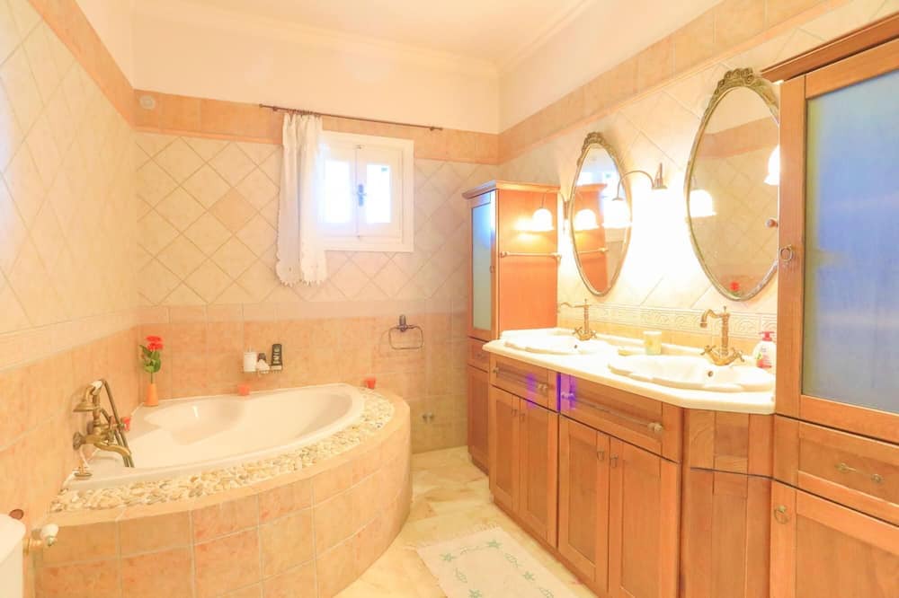 Photo of Bathroom in Petaleia