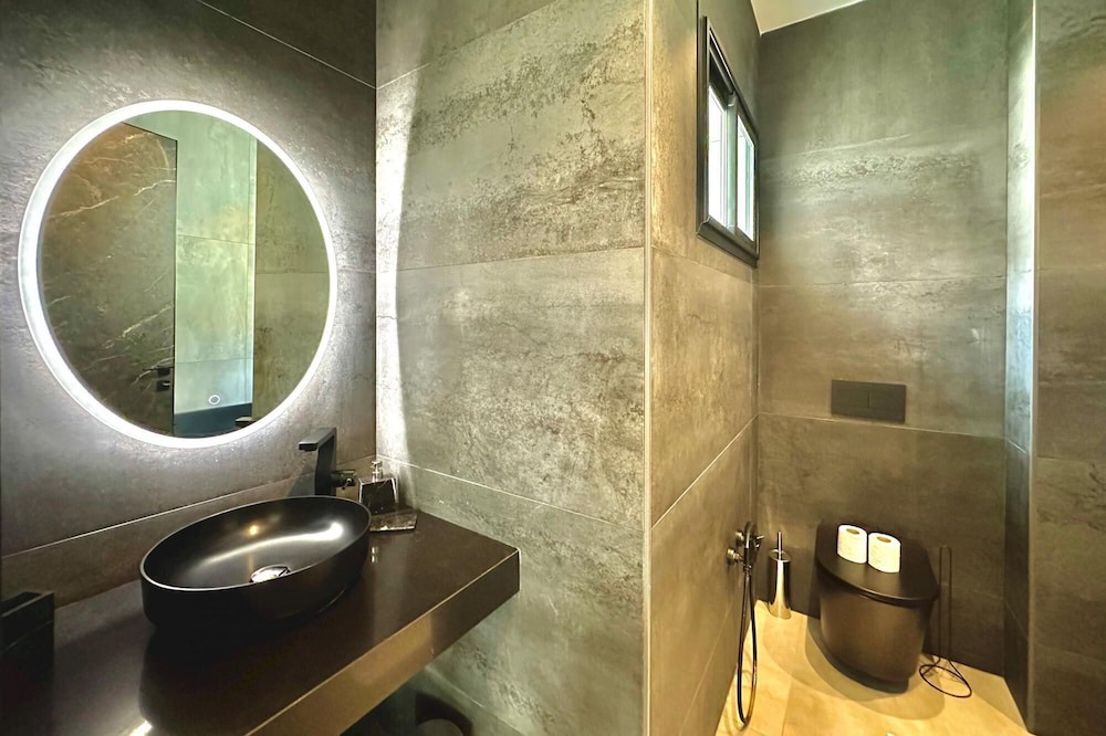 Photo of Bathroom in Chotrana