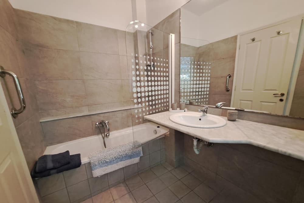 Photo of Bathroom in Ipsos