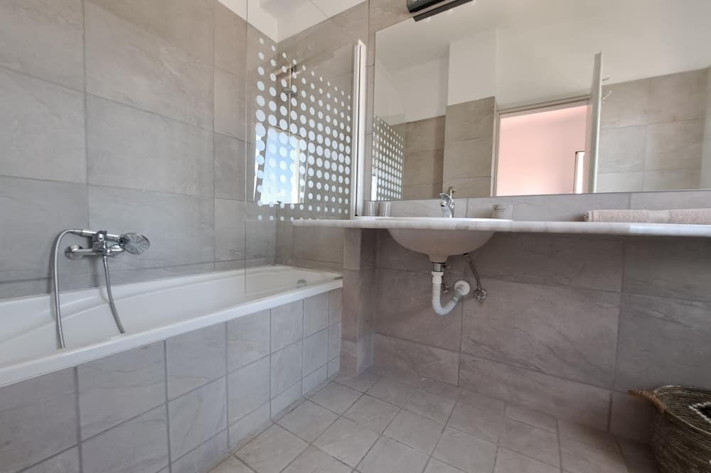 Photo of Bathroom in Ipsos