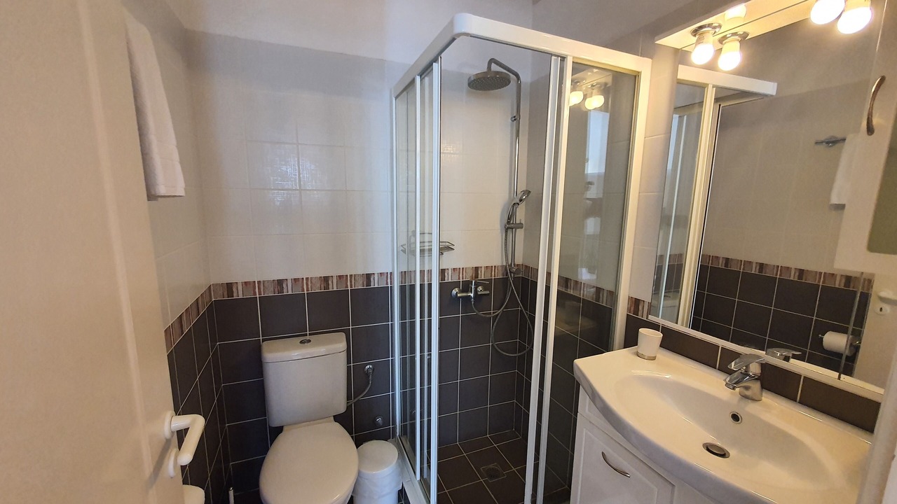 Photo of Bathroom in Paleopolis