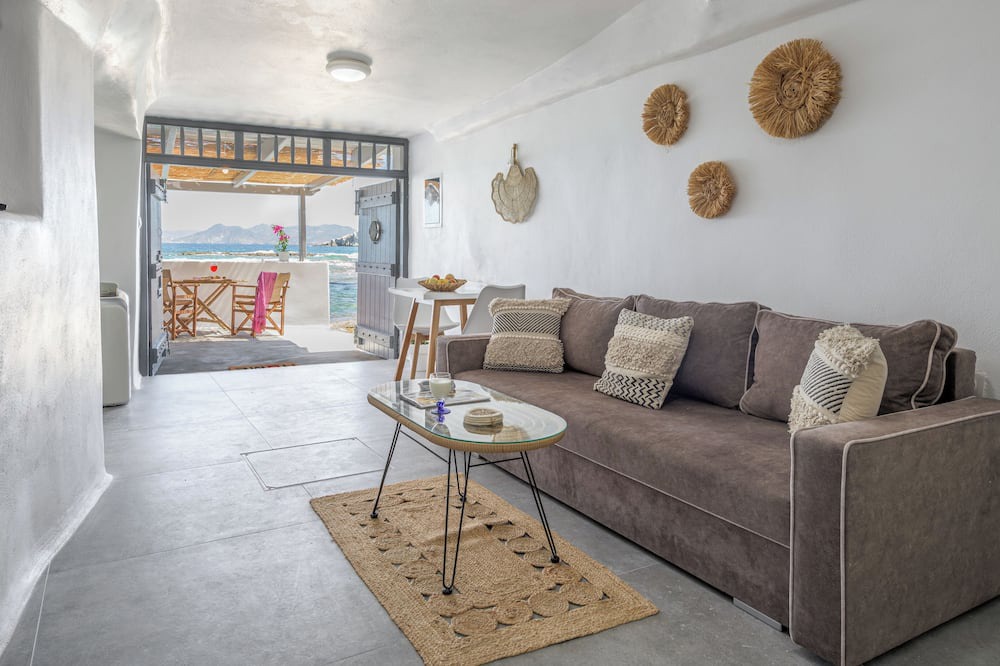 Photo of Livingroom in Mandrakia