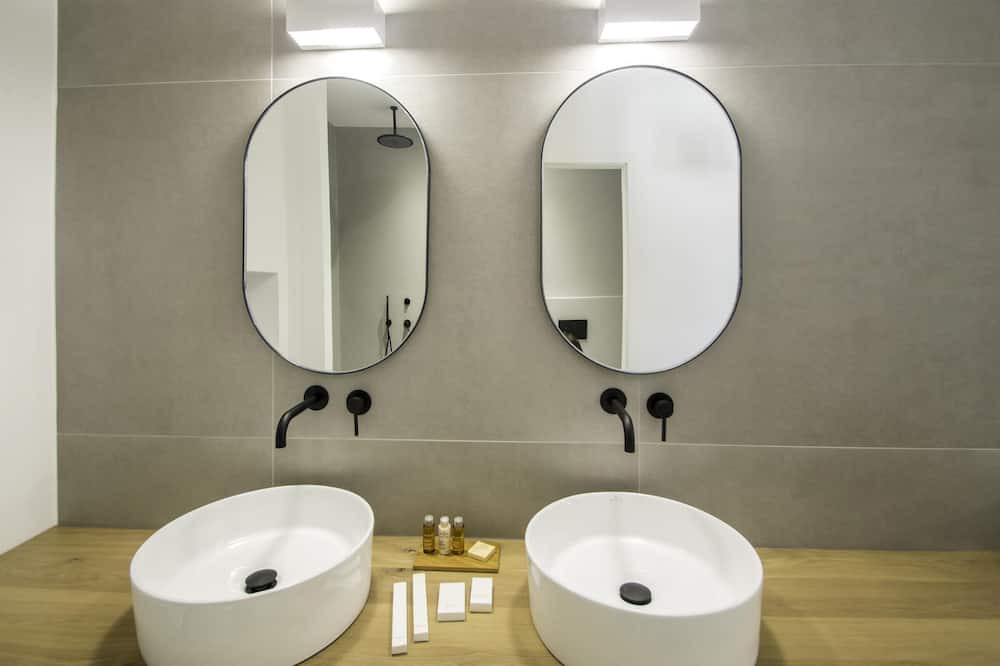 Photo of Bathroom in Kini