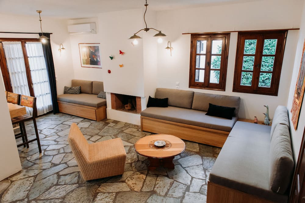 Photo of Livingroom in Mouresi