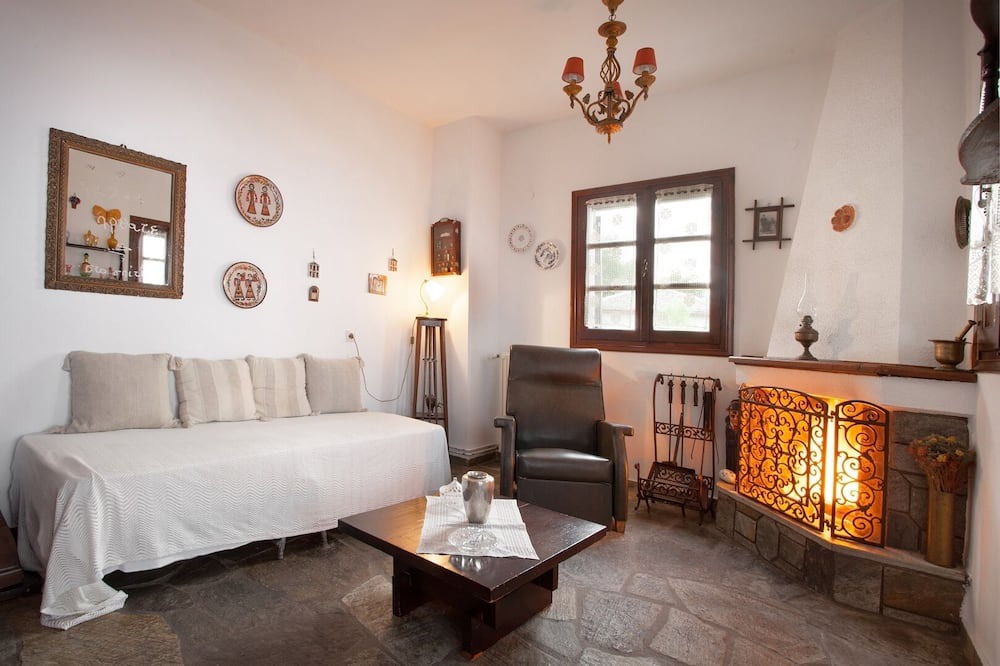 Photo of Livingroom in Mouresi