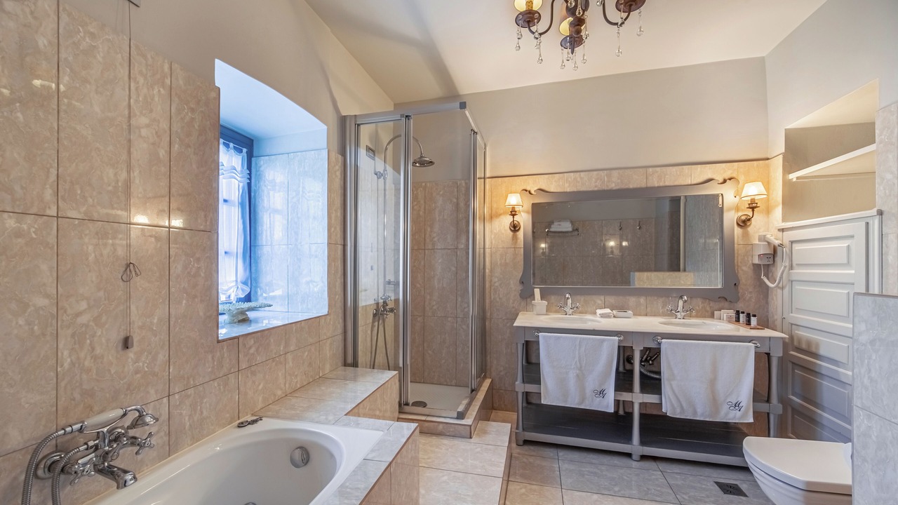 Photo of Bathroom in Paleopolis