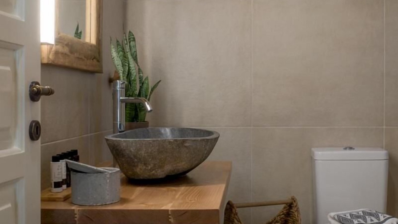 Photo of Bathroom in Neromilos