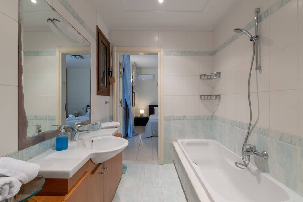 Photo of Bathroom in Asgourou