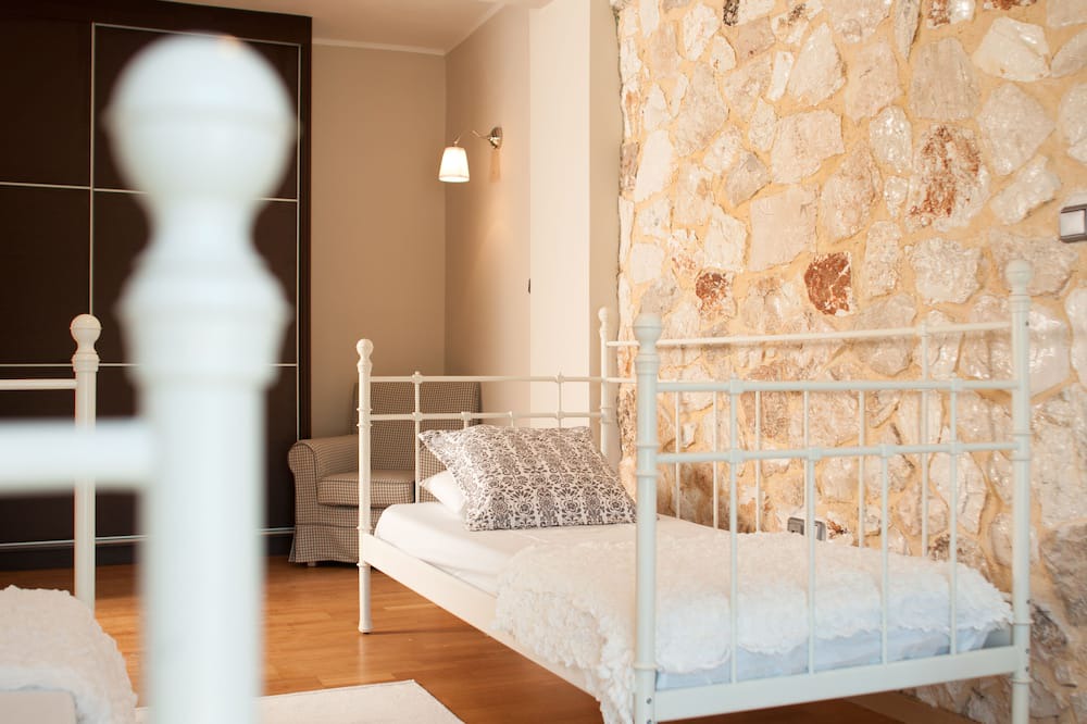 Photo of Bedroom in Dhrakata