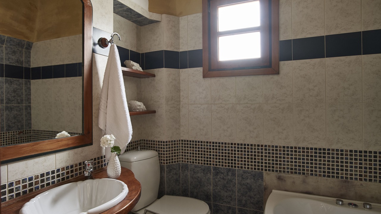 Photo of Bathroom in Folegandros Town