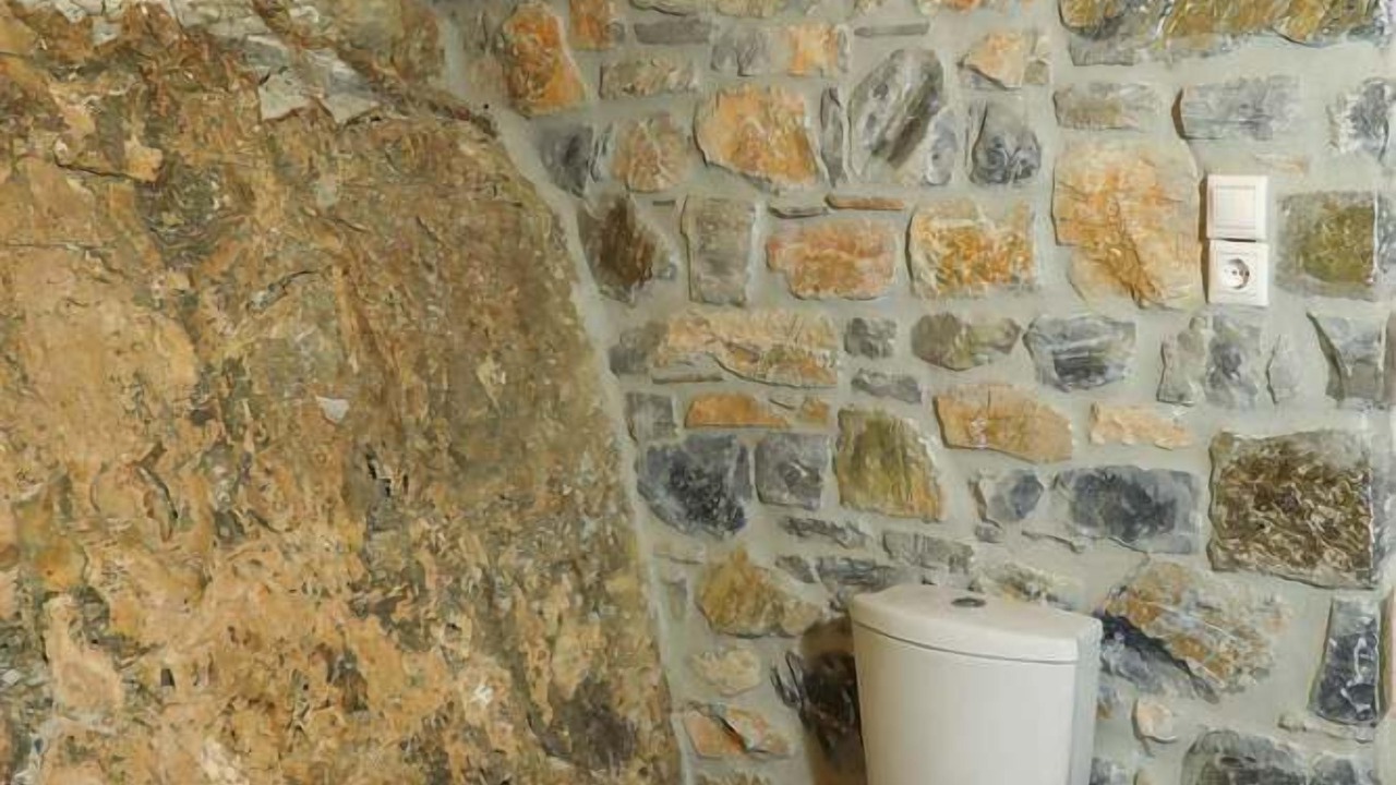 Photo of Bathroom in Schinoussa Town