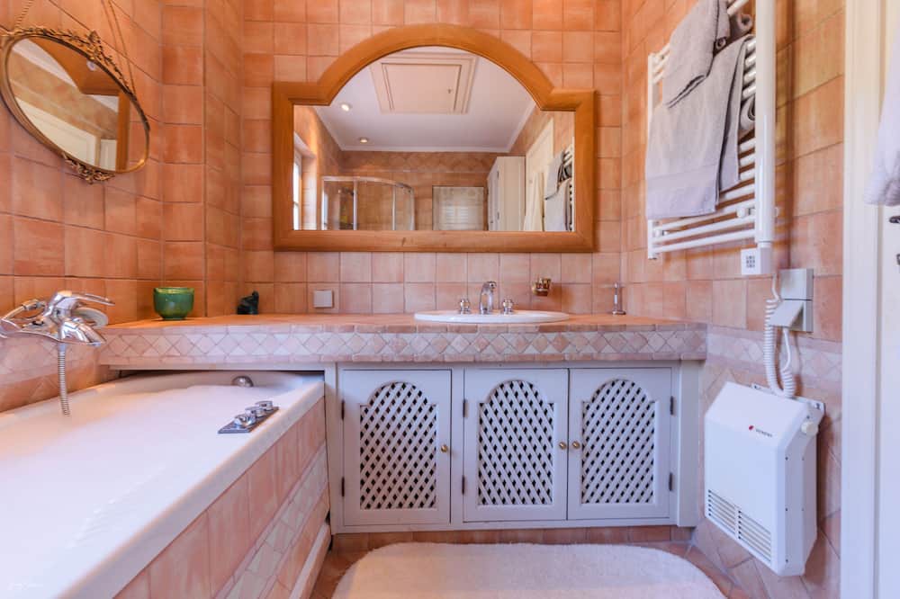 Photo of Bathroom in Vlikhos