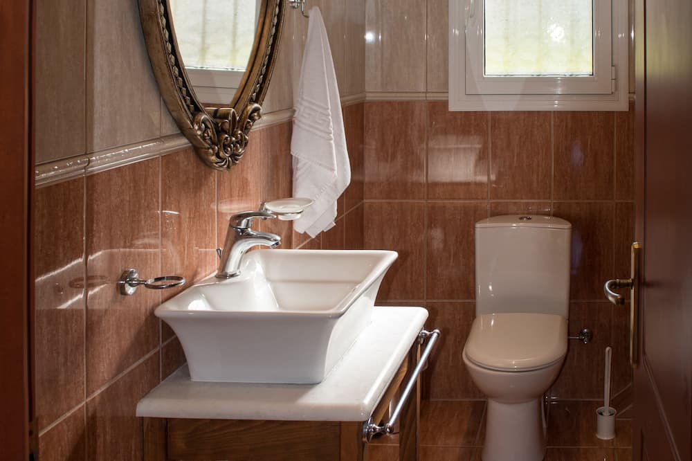 Photo of Bathroom in Agios Stefanos Avliotes
