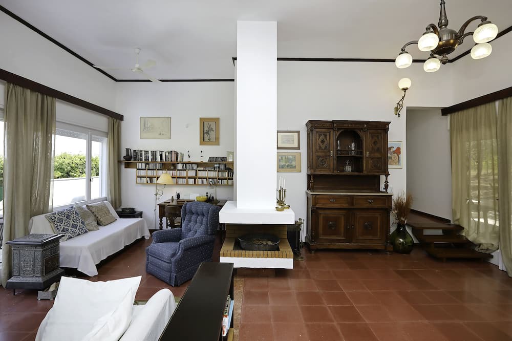 Photo of Livingroom in Polichrono