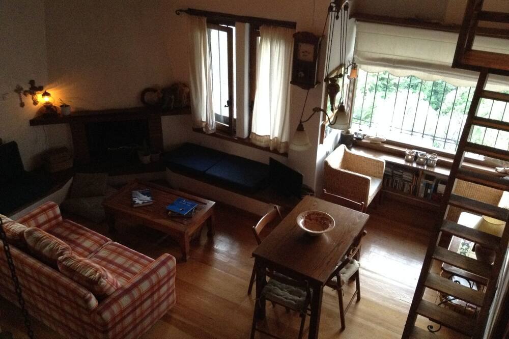 Photo of Livingroom in Mouresi
