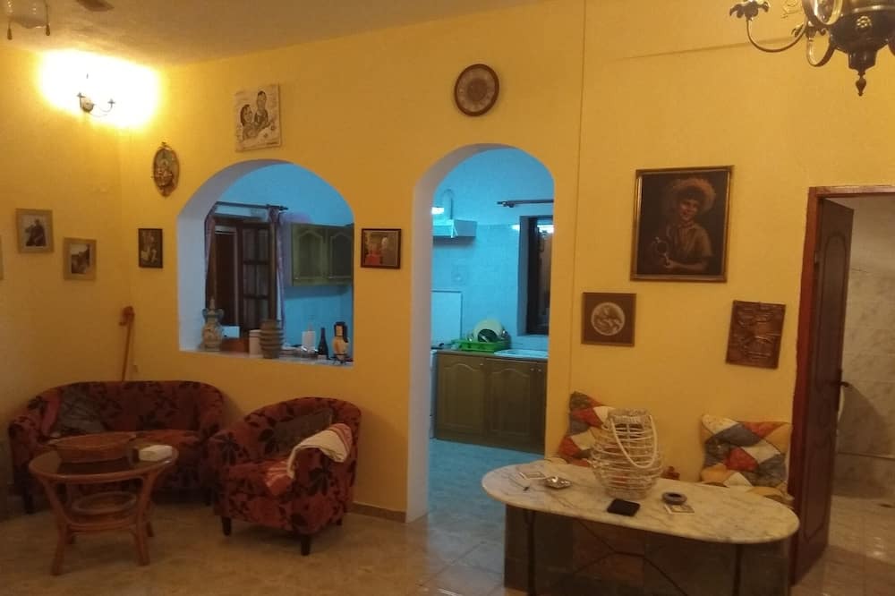 Photo of Livingroom in East Mani