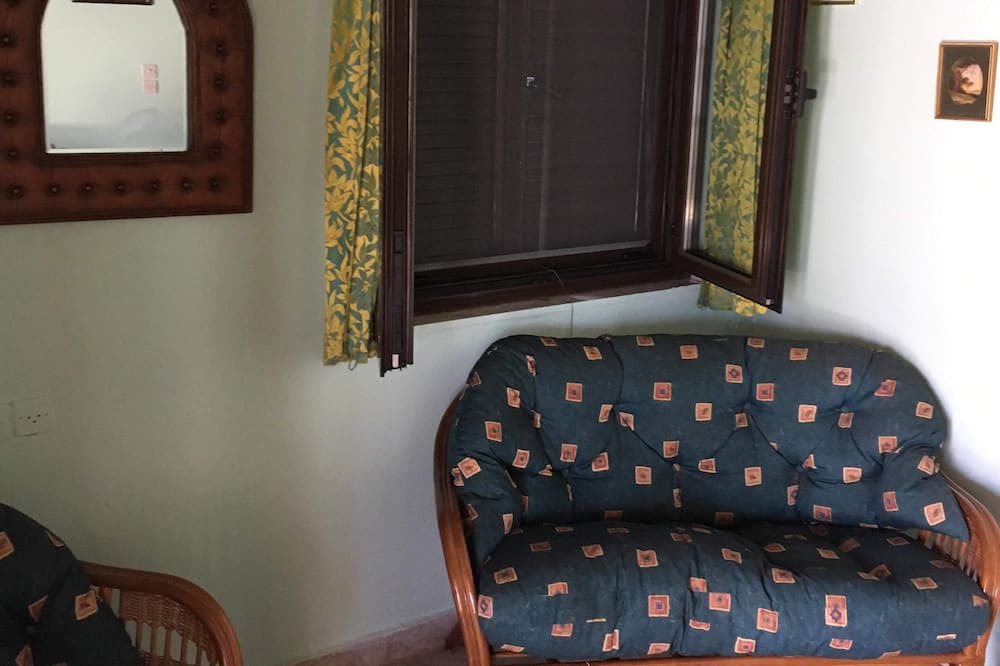 Photo of Livingroom in East Mani