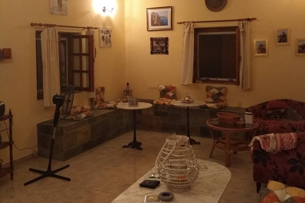 Photo of Livingroom in East Mani