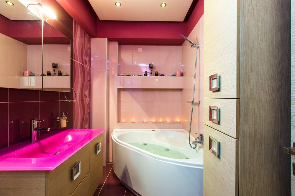 Photo of Bathroom in Adele