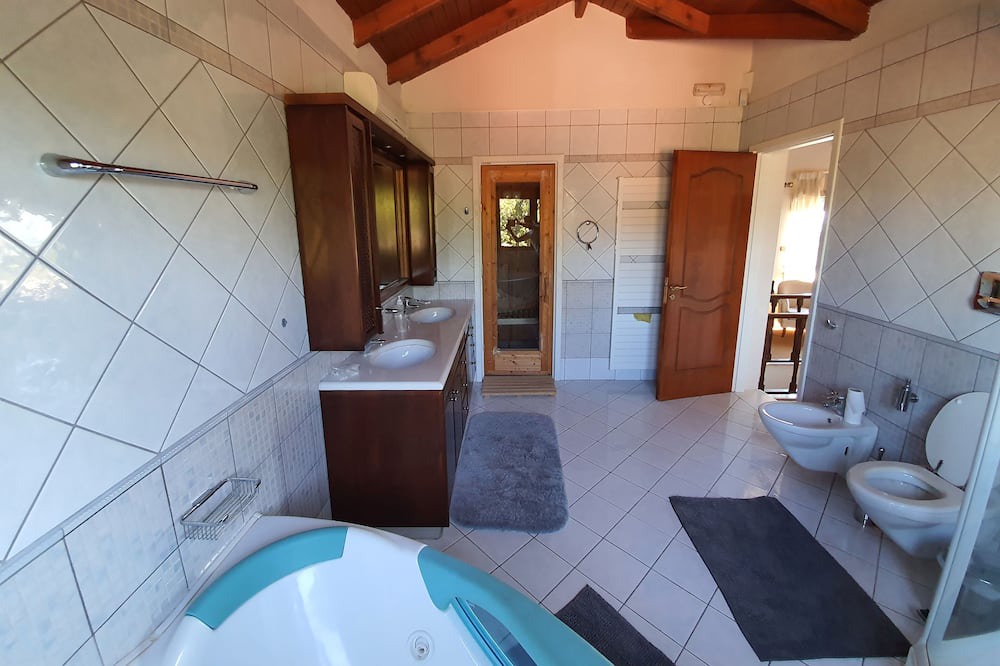 Photo of Bathroom in Kato Diminio